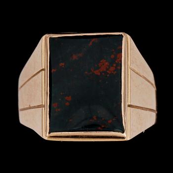 KLACKRING, 18k guld med heliotrop, 1900-talets mitt. Total vikt 13,6 g.