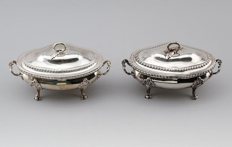 SÅSTERRINER med lock, ett par, av Sebastian & James Crespell, London 1772.