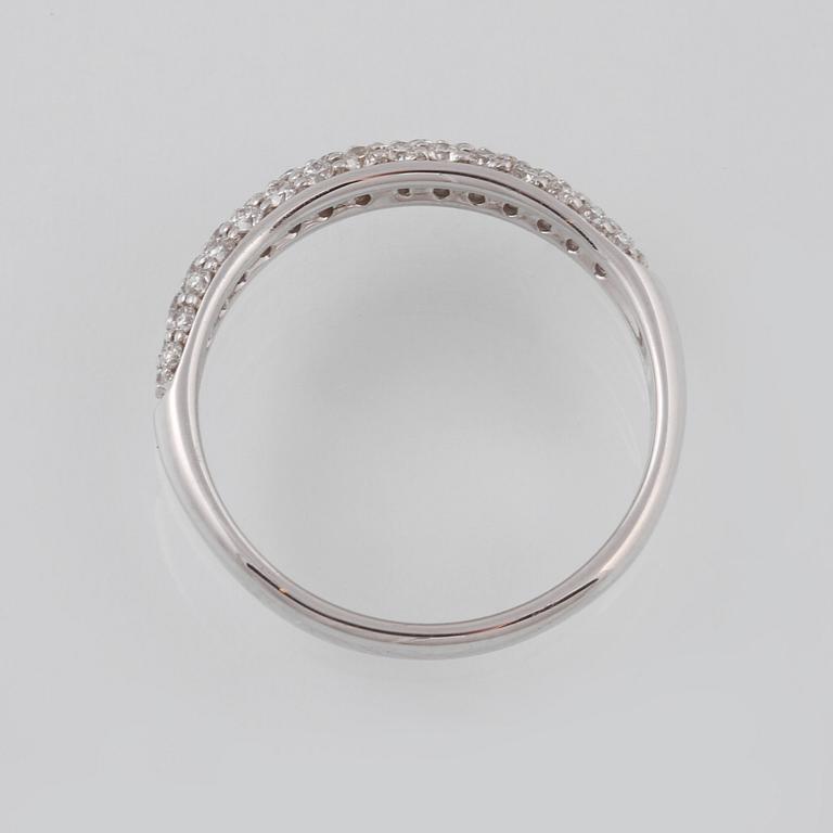 RING, 18K vitguld med briljantslipade diamanter 0.52 ct. Vikt 2,7 gram.