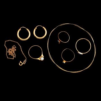 SMYCKEN, 7 delar, 18 k guld. Total vikt 14 g.