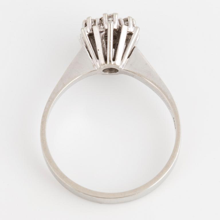 RING, 18K vitguld med briljantslipade och åttkantslipade diamanter. Certifikat medföljer.