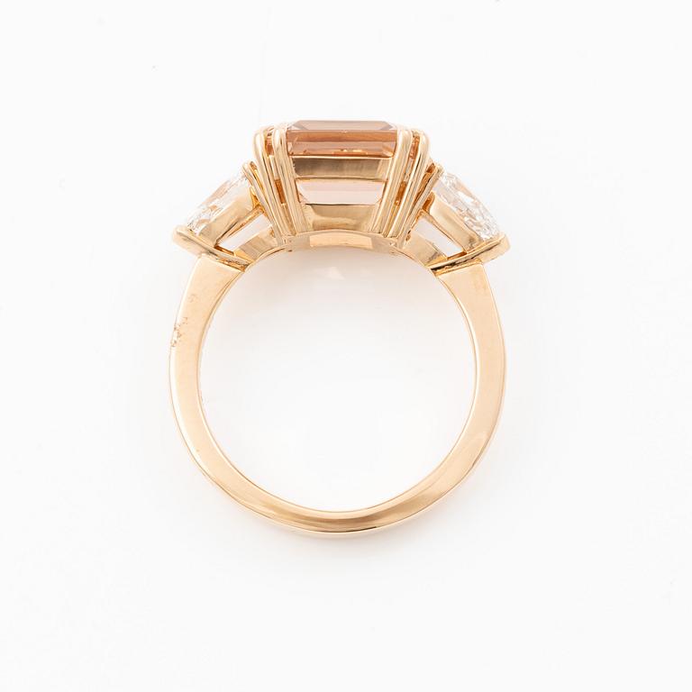 Ring in 18K rose gold with morganite and pear-shaped diamonds.
