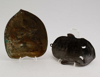VÄGGRELIEFER, 2 st, järn, ostindiska, 1900-/2000-tal.