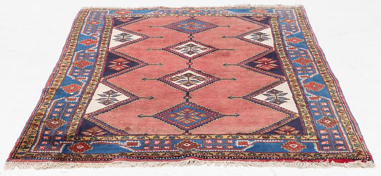 A Persian rug, ca 207 x 156 cm.