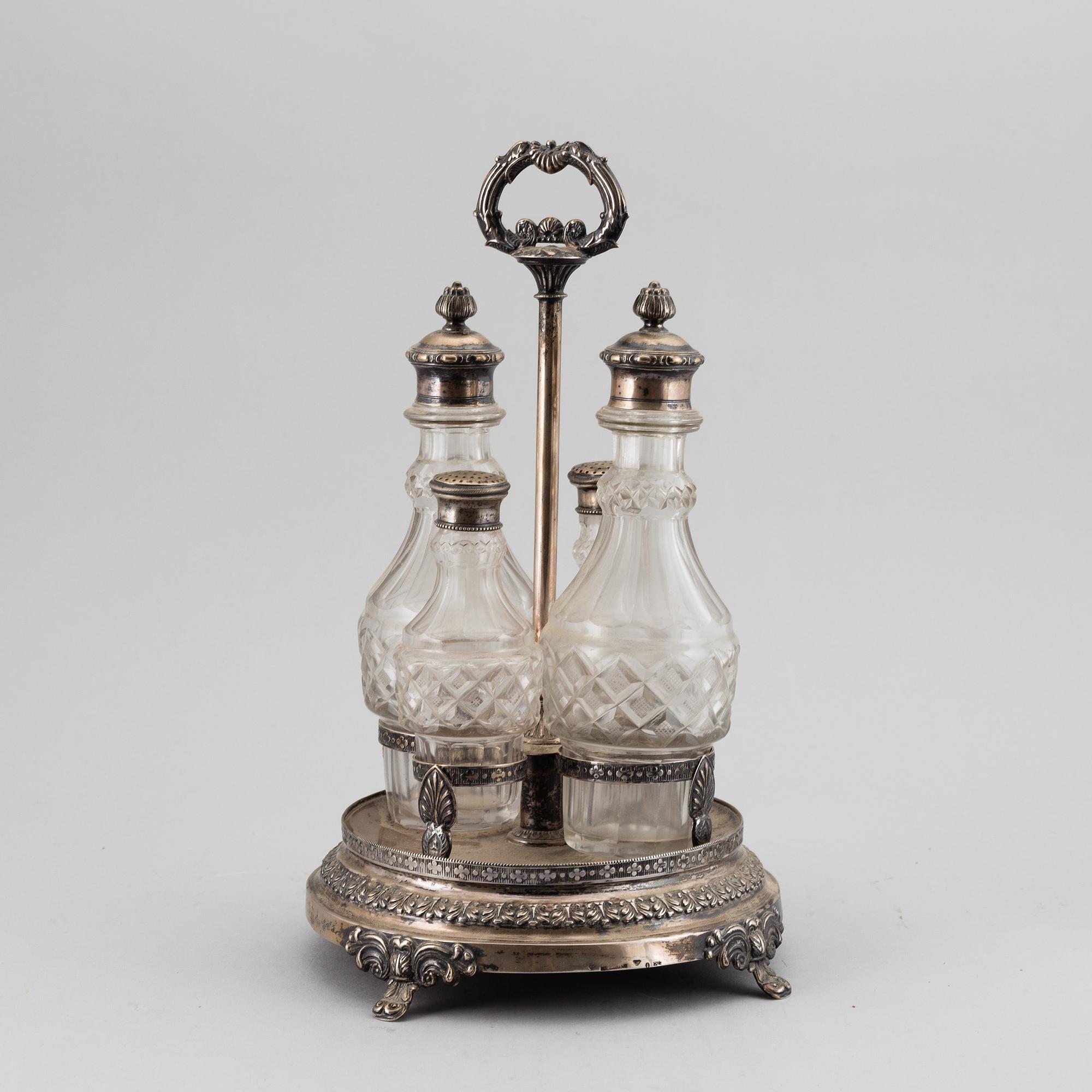 BORDSSURTOUT, silver och flaskor i glas. Jacob Lenholm, Stockholm 1835.
