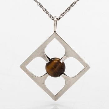 Elis Kauppi, a silver and tiger's eye pendant, Kupittaan Kulta, Turku 1966, with a silver chain.