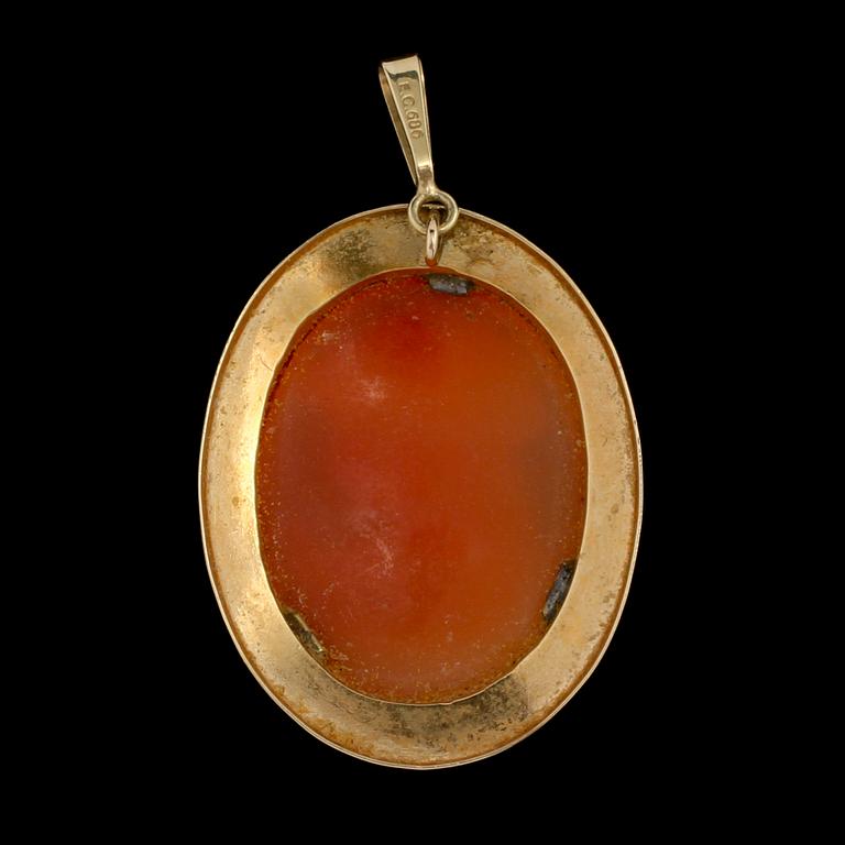 HÄNGE, 14k guld med skuren snäckskalkamé, omkring 1900-talets mitt. Vikt 6 g.