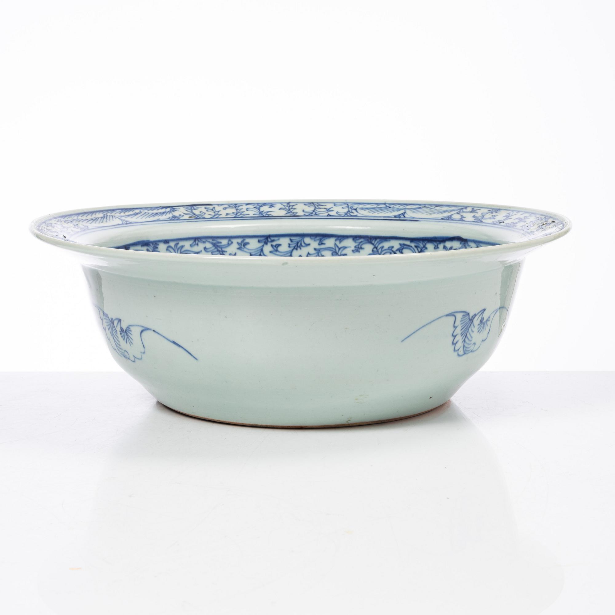 A large blue and white basin, Qing dynasty, 19th century.