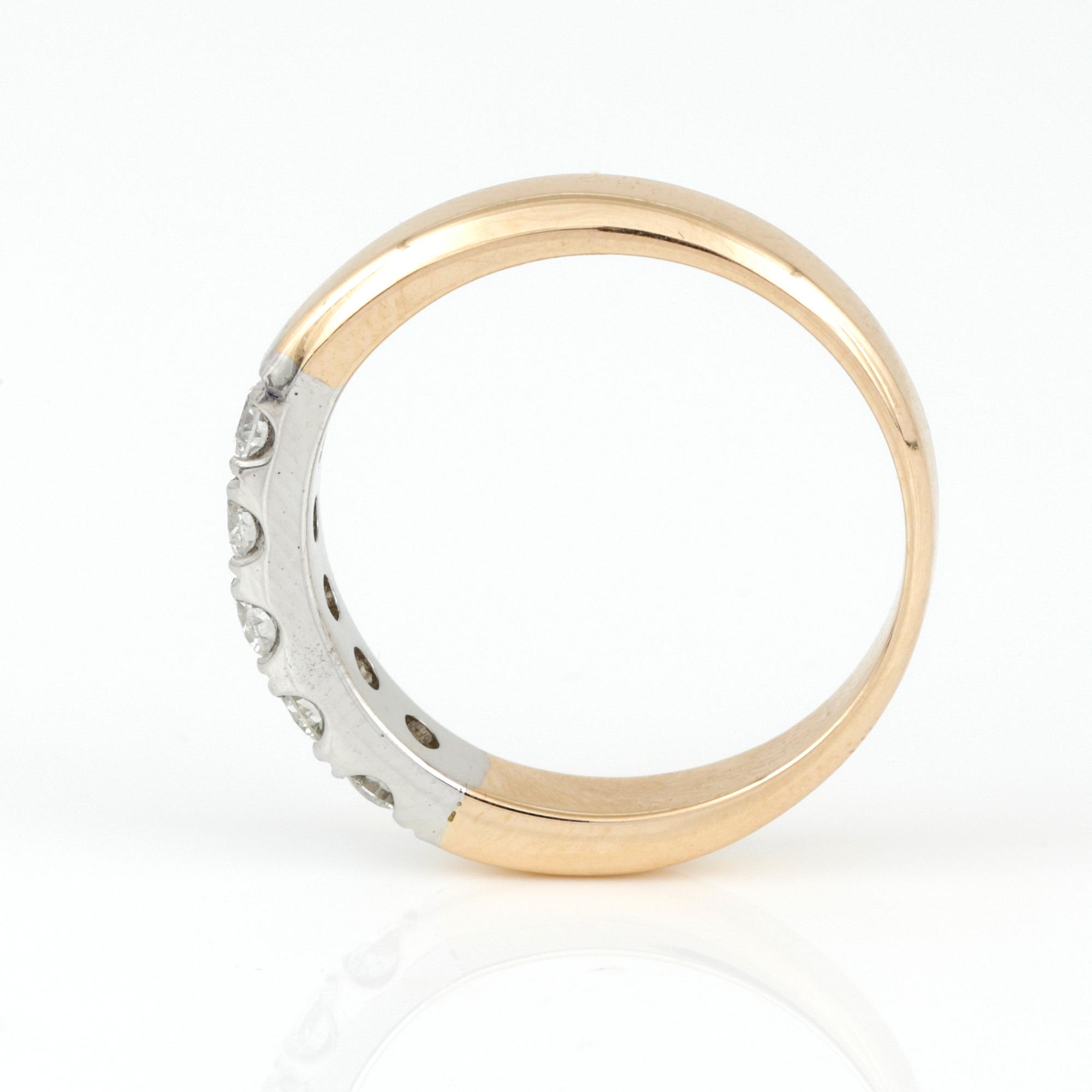 RING, tvåfärgad 14K guld med briljantslipade diamanter tot ca 0,46 ct. Vikt ca 4,15 g.