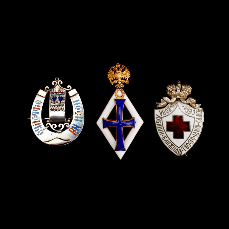 MEDALJER, 2 st, silver och mässing samt BROSCH, silver, Ryssland, 1900-talets första hälft.