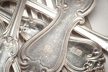 BESTICK, nysilver, 71 delar. Sekelskiftet 1900. Adliga ätten af Peterséns vapen.