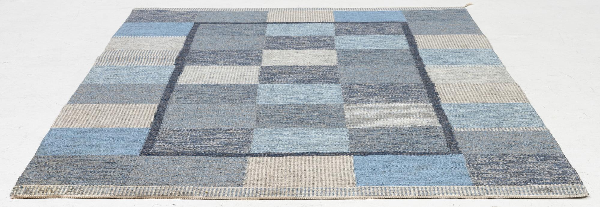 Margareta Åkerberg, matta "Jämtön blå," rölakan, ca 203 x 142 cm,  signerad GHV AB MÅ.