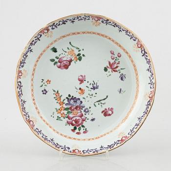 A pair of Chinese export porcelain dishes, Qing dynasty, Qianlong (1736-95).