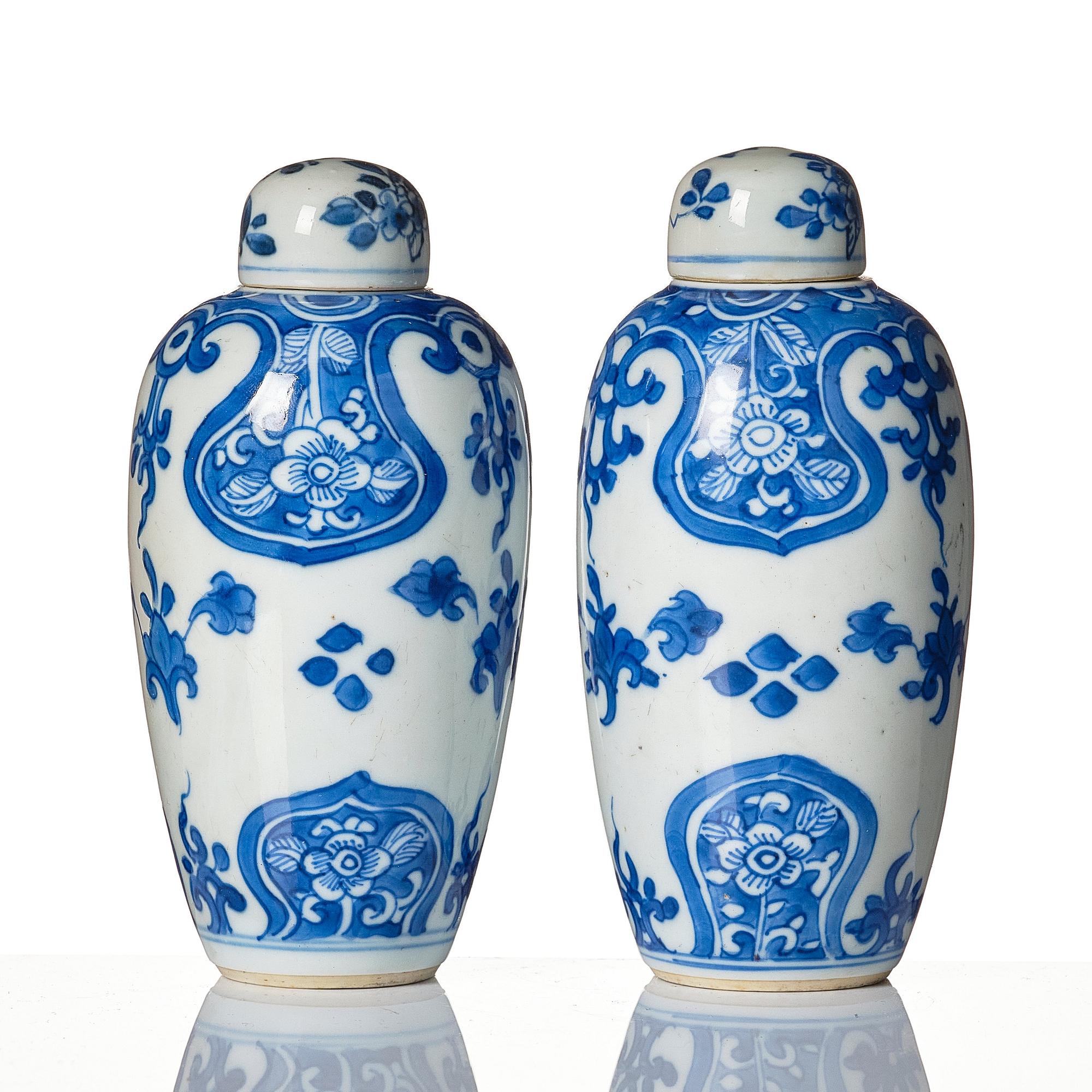 Urnor med lock, ett par, porslin. Qingdynastin, Kangxi (1662-1722).