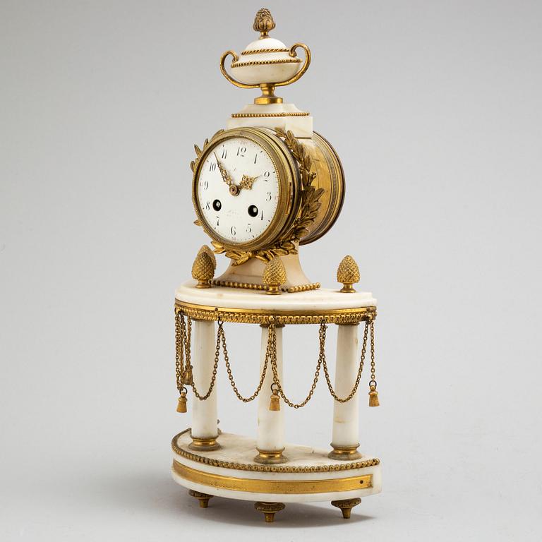 An early 20th century Louis XVI-style pendulum clock.