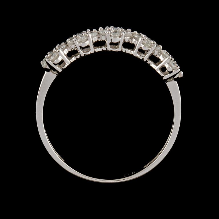 RING, 18K vitguld med briljantslipade diamanter 0.40 ct. Vikt 1.6 gram.