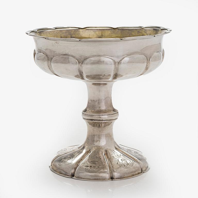 P.E. Sundberg, a footed silver bonbonnière, maker's mark of P.E. Sundberg, Trosa 1867.