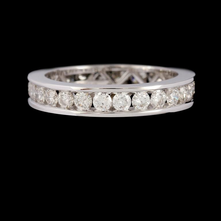 RING, 18k vitguld med 26 briljantslipade diamanter, ca 1.51 ct. Vikt 4 g.