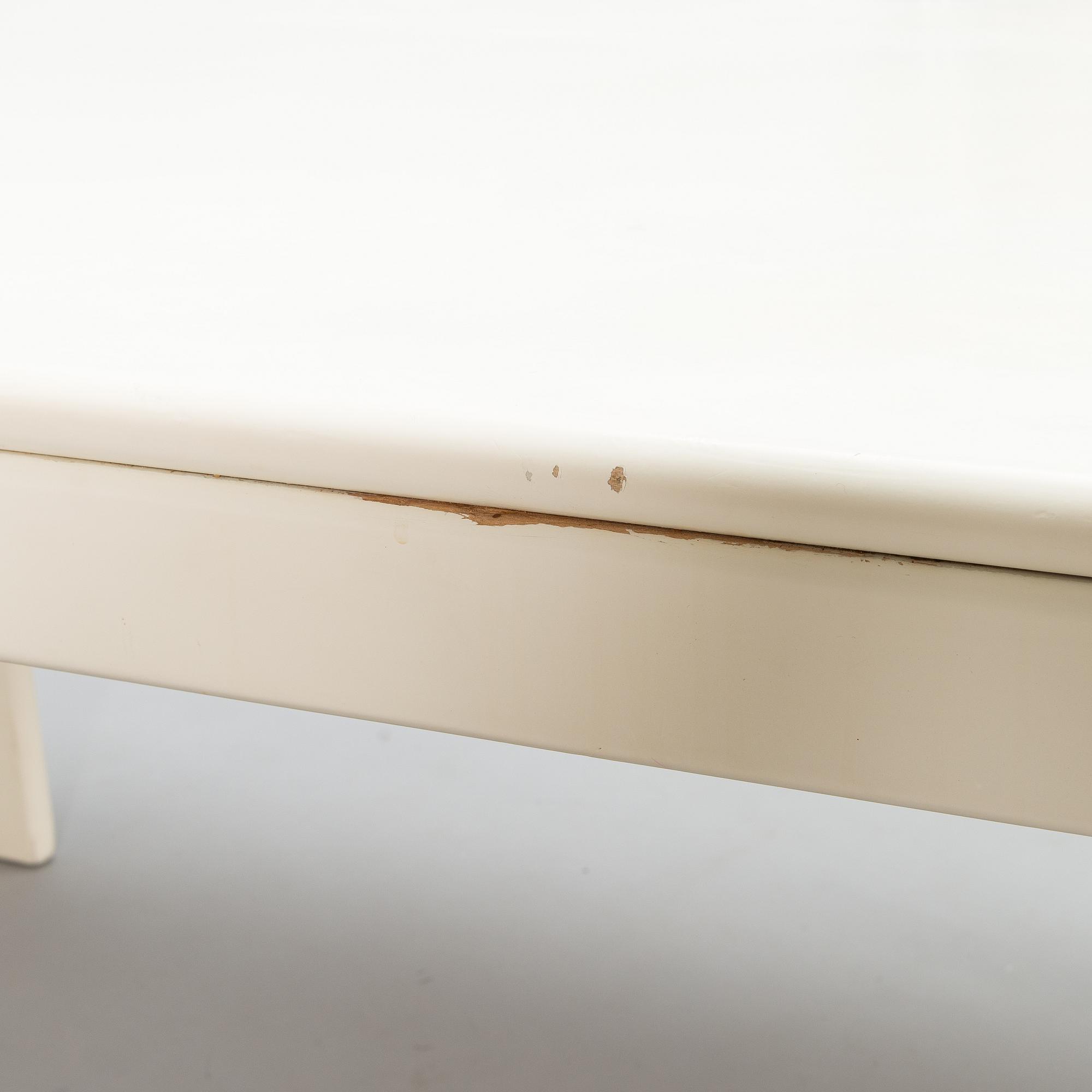 Eero Aarnio, A 1970's dinner table and four chairs "Flamingo" by Asko.