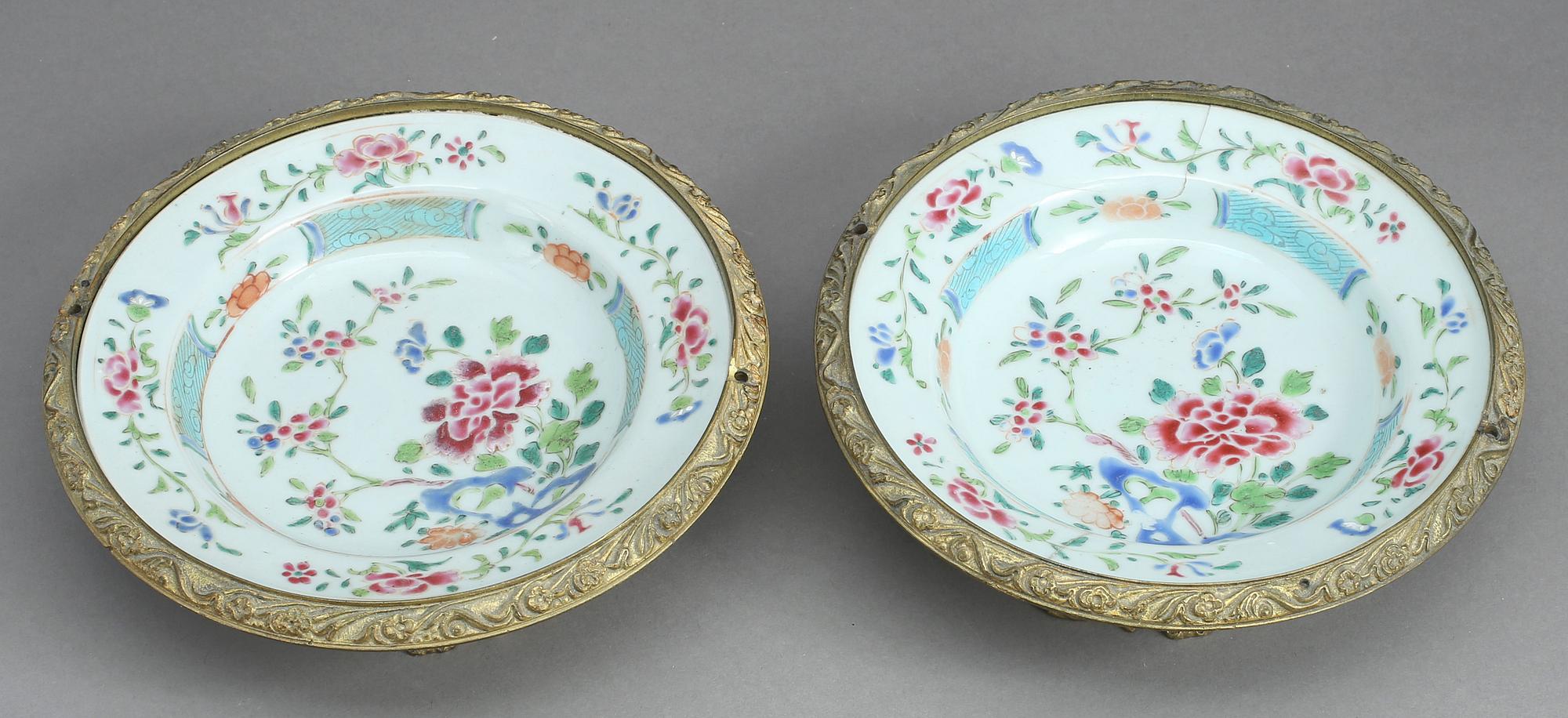 BÄRTALLRIKAR, ett par, porslin infattade i metallmontering. Kina, Qianlong (1736-1795).