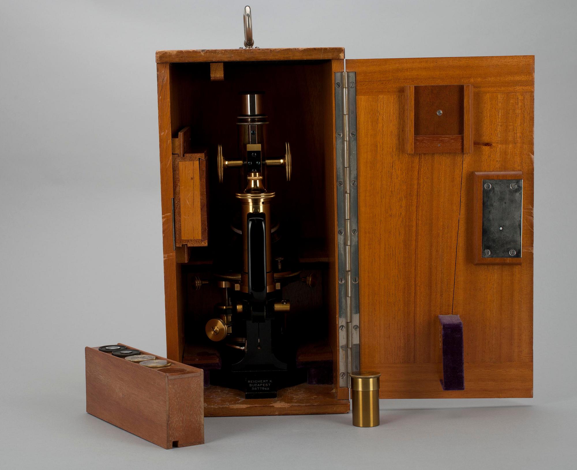 MIKROSKOP i schatull, C. Reichert, Wien samt K. Reichert, Budapest 1920-tal.
