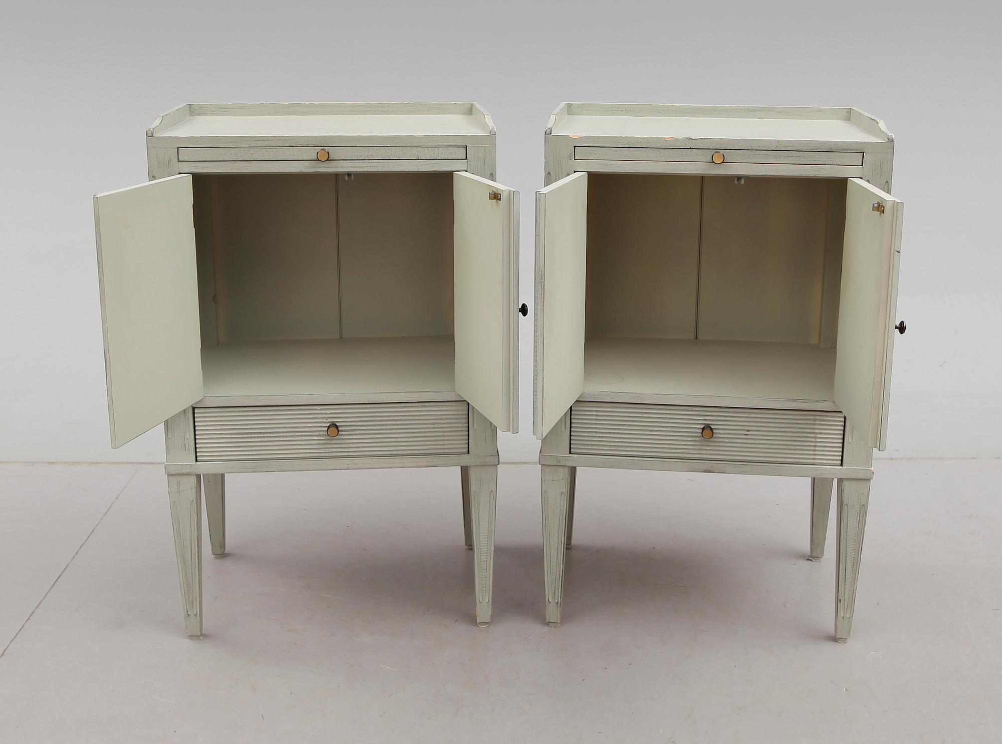 SÄNGBORD, 1 par, gustaviansk stil, 1900-talets andra hälft.