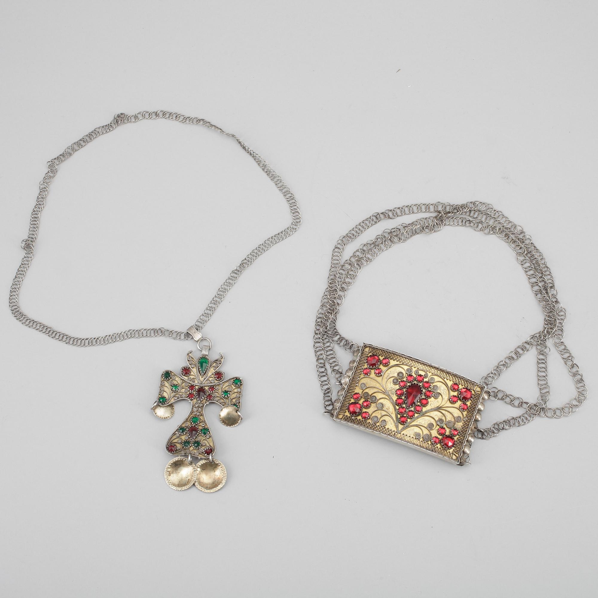 STRIGLAKORS samt HALSLÅS. Silver. Bl a A Holm, Ystad 1925. Tot ca 201 g.