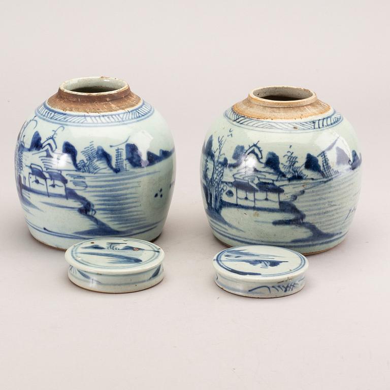 A set of two Chinese porcelain jars, Qing dynasty, 19th Century.