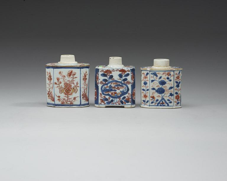 TEDOSOR, tre stycken, porslin. Qing dynastin, Kangxi (1662-1722).