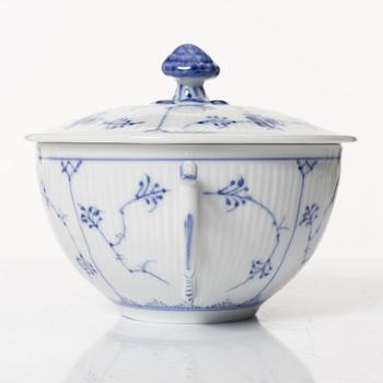 Royal Copenhagen, buljongkoppar med lock och fat, 8 st, "Musselmalet", Danmark, 1958-64.