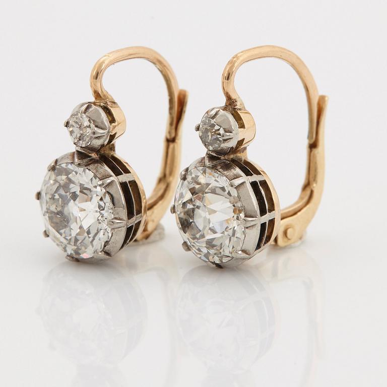 A pair of 14K gold earrings set with old-cut diamonds with a total weight of ca 2.50 cts.