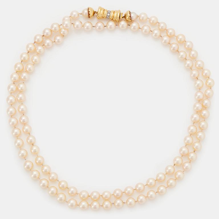 A Chaumet cultured pearl necklace with a clasp in 18K gold set with round brilliant-cut diamonds.