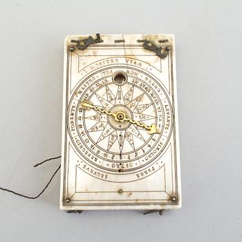 TIDVISARE med KOMPASS Ekvatorialsolur. Ben, mässing, glas, daterad 1667.