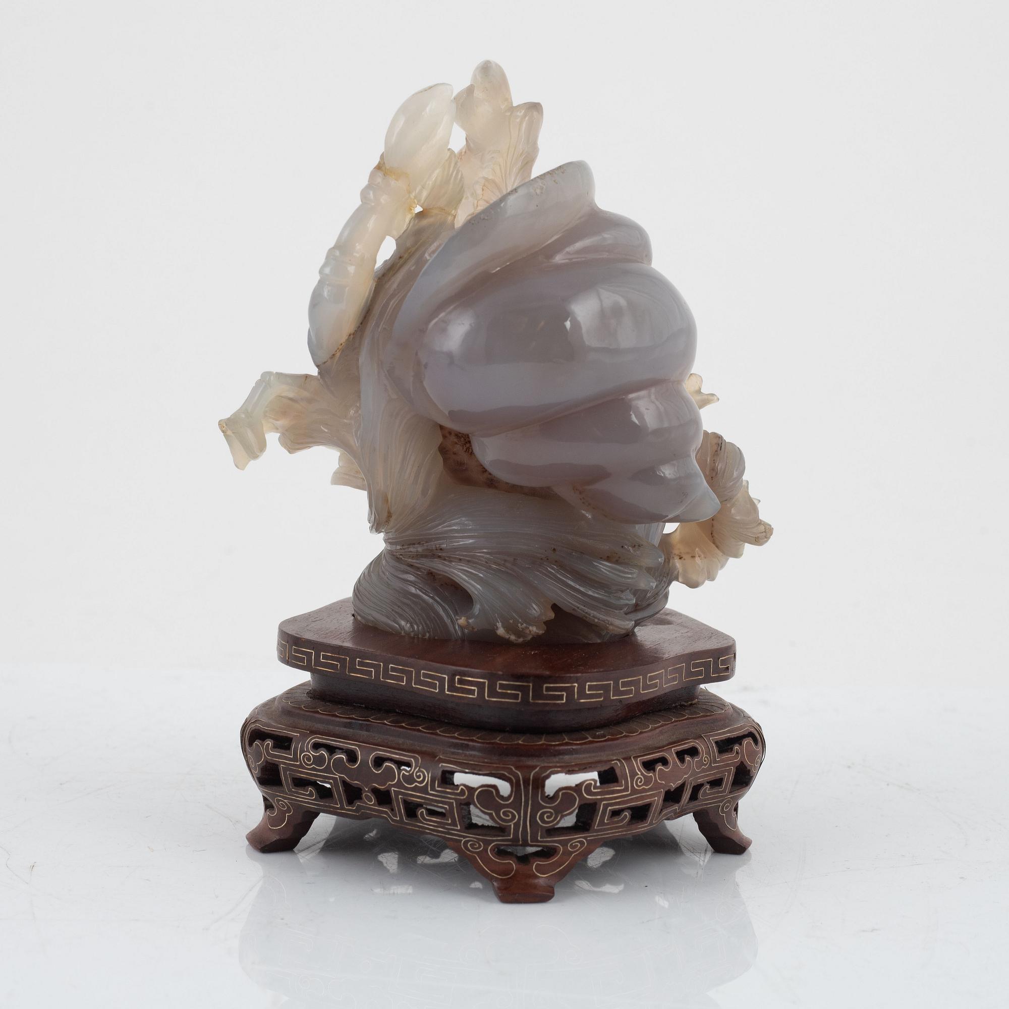 A Chinese brush washer and two figures, quartz and agate, 20th century.