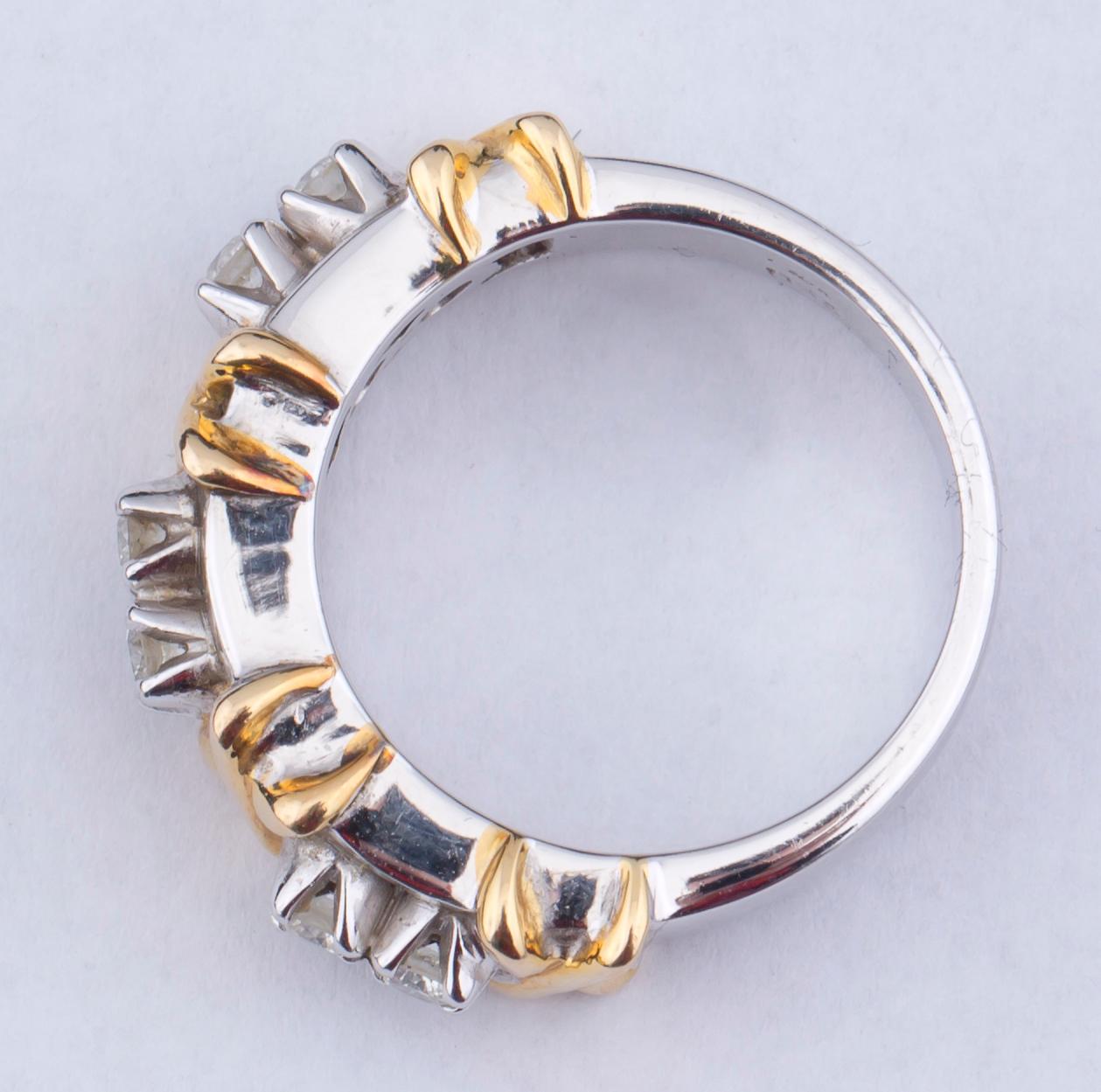 Ring, 18 k guld samt vitguld med briljantslipade diamanter, totalt ca 0.30 ct. Vikt ca 10 g.