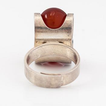 Elis Kauppi, A sterlingsilver ring with chalcedonies. Kupittaan kulta, Turku 1974.