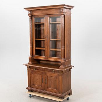 An oak bookcase around 1900.