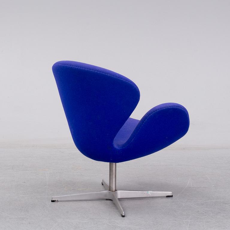 ARNE JACOBSEN, "Svanen", fåtölj, Fritz Hansen 2001.