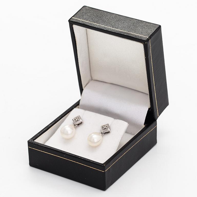 A pair of 14K white gold earrings with diamonds ca. 0.03 ct in total and cultured pearls.