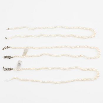 Pärlcollier, tre stycken, odlade pärlor, lås silver, varav ett saknar lås.