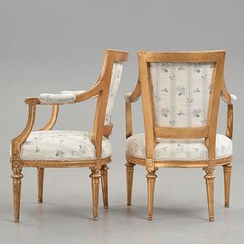 KARMSTOLAR, två stycken snarlika, en av Joseph Ruste (mästare i Stockholm 1772-1792), gustavianska.