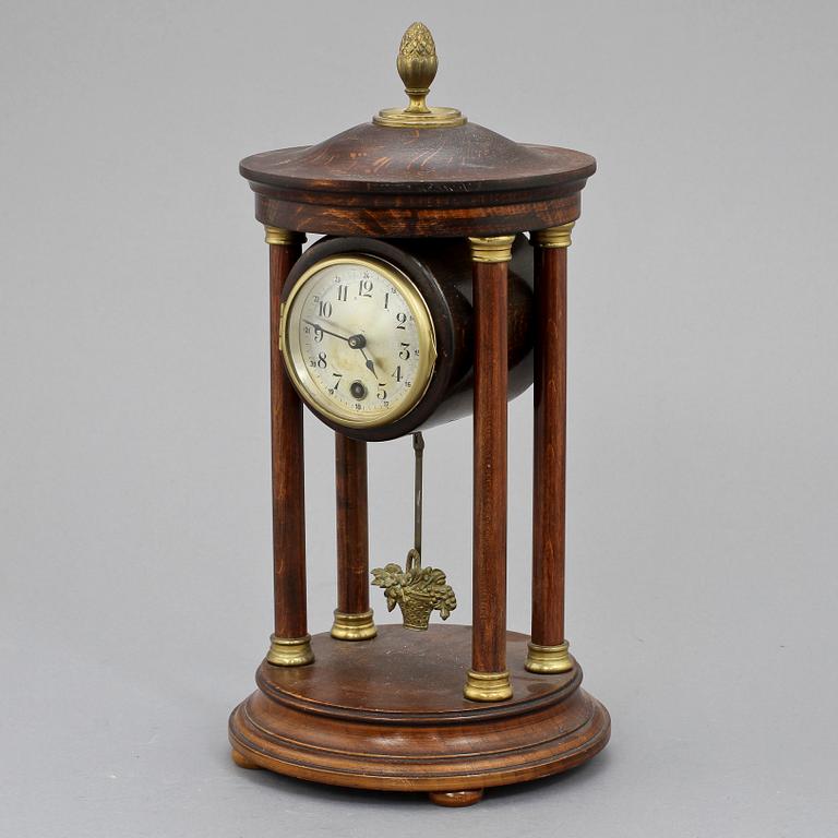 BORDSPENDYL, empirestil, 1900-talets första kvartal.