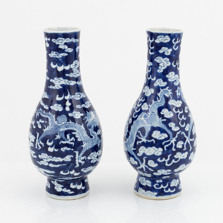 Vaser, ett par, Kina, sen Qingdynasti, omkring år 1900.