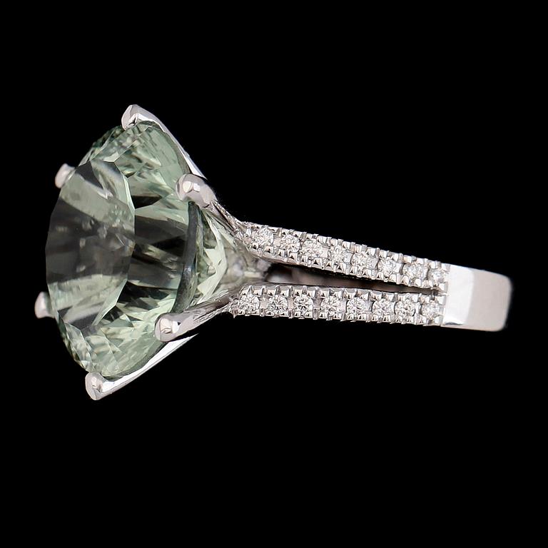 RING, 18K vitguld, briljantslipade diamanter och grön ametist. Vikt ca 10 g.