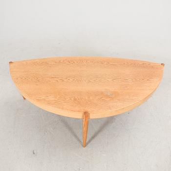 Johannes Andersen, an oak 1960s coffee table from Trensum.