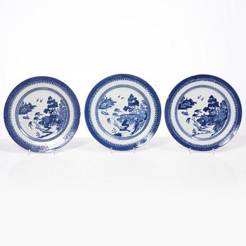Six blue and white porcelai plates and a butter tureen, China, Jiaqing (1796-1820).