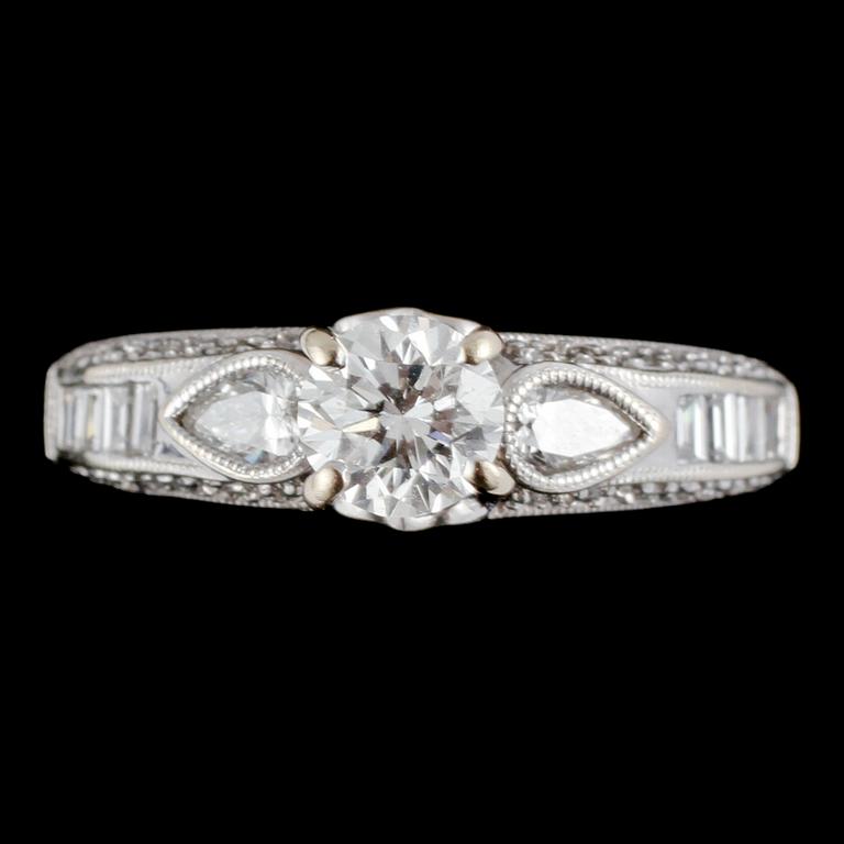 RING, 18k vitguld med briljantslipad diamant ca 0.5 ct samt 34 fasettslipade diamanter, 2000-tal. Vikt 5 g.