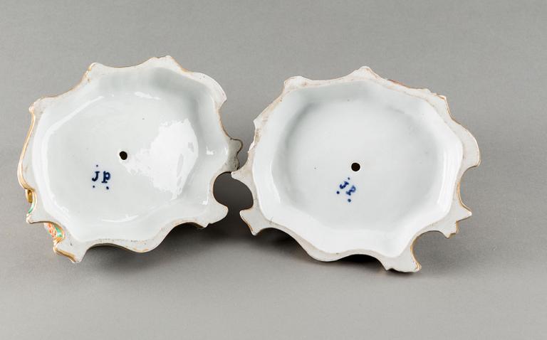 FIGURINER, ett par, porslin, märkt J.P. (Jacob Petit), 1800-tal.