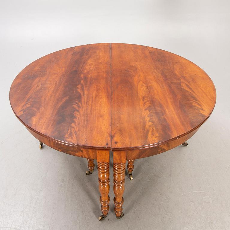 A Neo Renaissance mahogany dining table later part of the 19th century.
