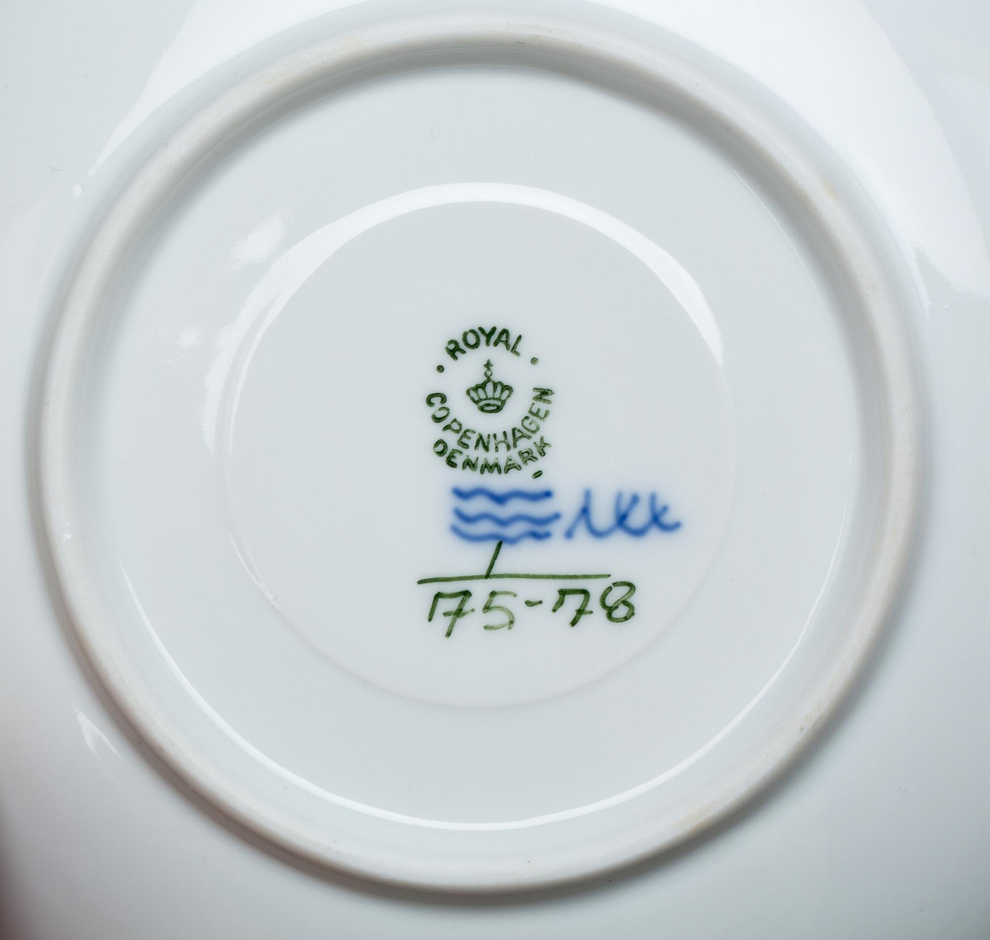 SERVIS, ca 65 delar, "Musselmalet", halvblond, Royal Copenhagen.